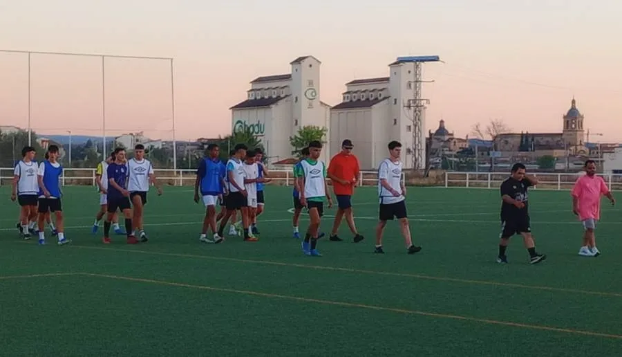 Foto 2 - Aris Marcos coge las riendas del Juvenil del Ciudad Rodrigo, que inicia los entrenos