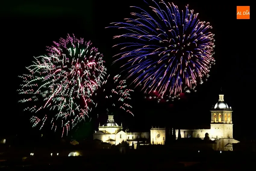 Foto 2 - Los fuegos artificiales retornan al ecuador de agosto iluminando una noche de cielo ahumado