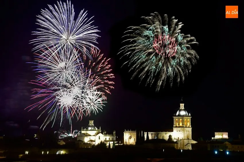 Foto 3 - Los fuegos artificiales retornan al ecuador de agosto iluminando una noche de cielo ahumado