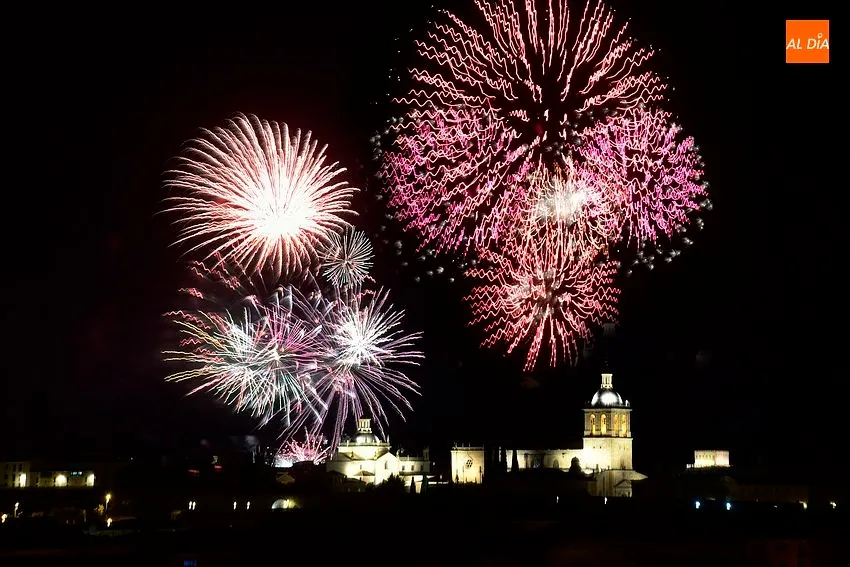 Foto 4 - Los fuegos artificiales retornan al ecuador de agosto iluminando una noche de cielo ahumado