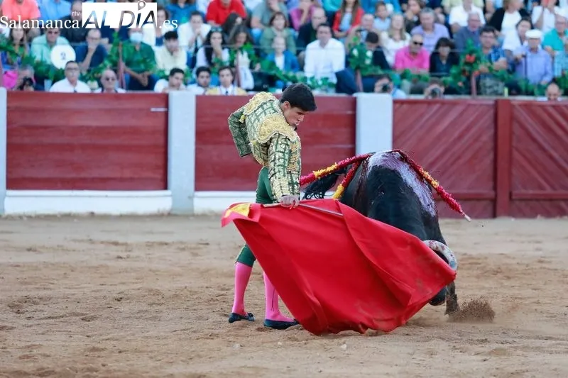 Foto 6 - Dos orejas y el silencio para Diosleguarde en Guijuelo