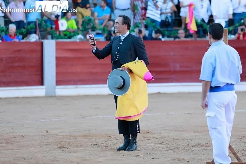 Foto 12 - Porritas de Guijuelo y Jes&uacute;s Iglesias salen a hombros de Guijuelo en una tarde con la presencia de Jesul&iacute;n de Ubrique