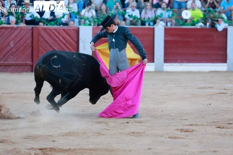 Foto 10 - Porritas de Guijuelo y Jes&uacute;s Iglesias salen a hombros de Guijuelo en una tarde con la presencia de Jesul&iacute;n de Ubrique