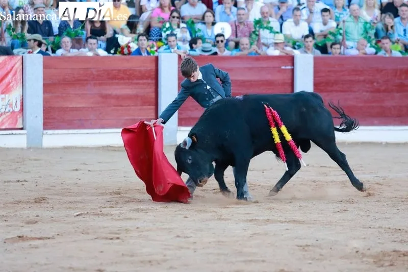 Foto 7 - Porritas de Guijuelo y Jes&uacute;s Iglesias salen a hombros de Guijuelo en una tarde con la presencia de Jesul&iacute;n de Ubrique