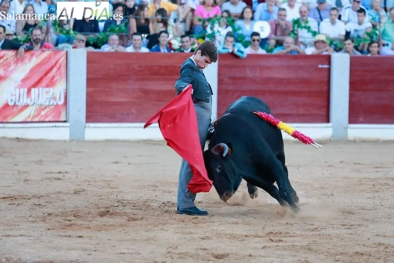 Foto 5 - Porritas de Guijuelo y Jes&uacute;s Iglesias salen a hombros de Guijuelo en una tarde con la presencia de Jesul&iacute;n de Ubrique