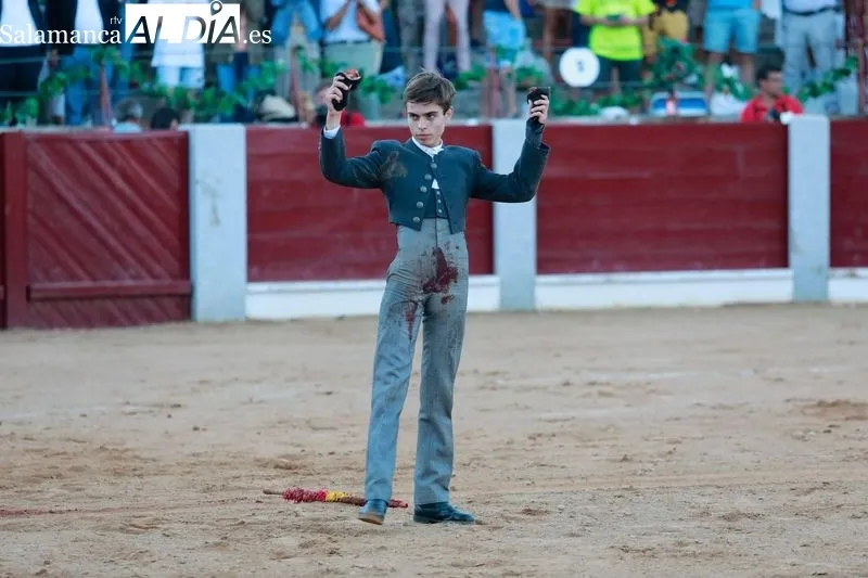Foto 4 - Porritas de Guijuelo y Jes&uacute;s Iglesias salen a hombros de Guijuelo en una tarde con la presencia de Jesul&iacute;n de Ubrique