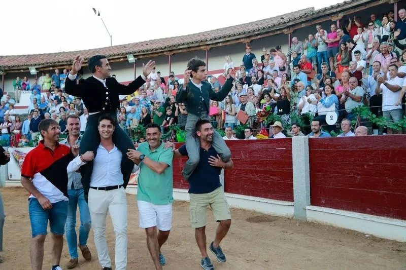 Foto 3 - Porritas de Guijuelo y Jes&uacute;s Iglesias salen a hombros de Guijuelo en una tarde con la presencia de Jesul&iacute;n de Ubrique