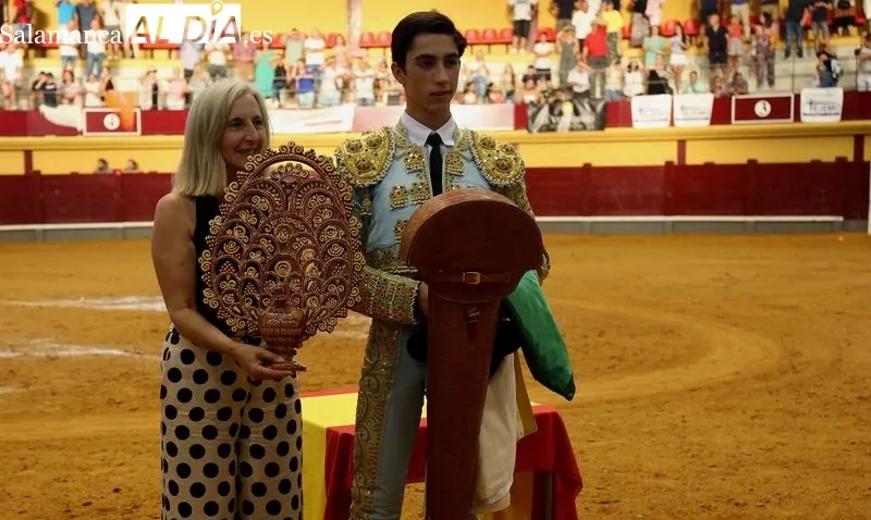 Foto 3 - Dos orejas y rabo para Iker Fern&aacute;ndez &lsquo;El Mene&rsquo;, gran triunfador del Bols&iacute;n Taurino &lsquo;Botijo de Filigrana&rsquo;