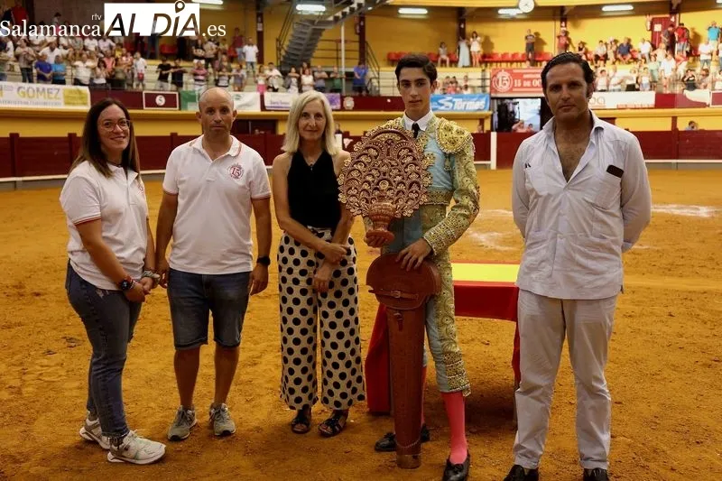 Foto 2 - Dos orejas y rabo para Iker Fern&aacute;ndez &lsquo;El Mene&rsquo;, gran triunfador del Bols&iacute;n Taurino &lsquo;Botijo de Filigrana&rsquo;