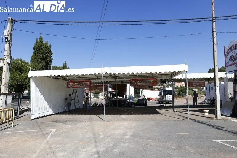 Primeros feriantes que van llegando al recinto de la Aldehuela. Foto de David Sañudo
