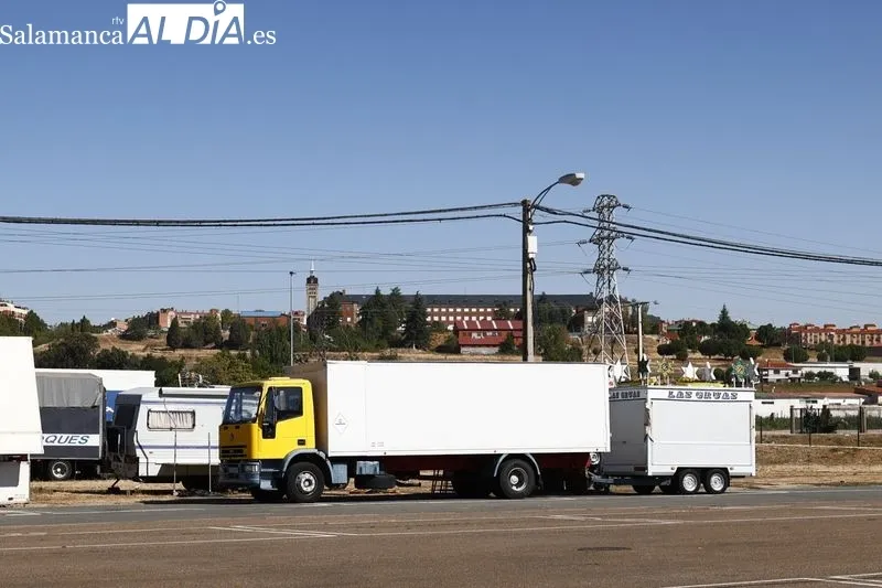 Primeros feriantes que van llegando al recinto de la Aldehuela. Foto de David Sañudo