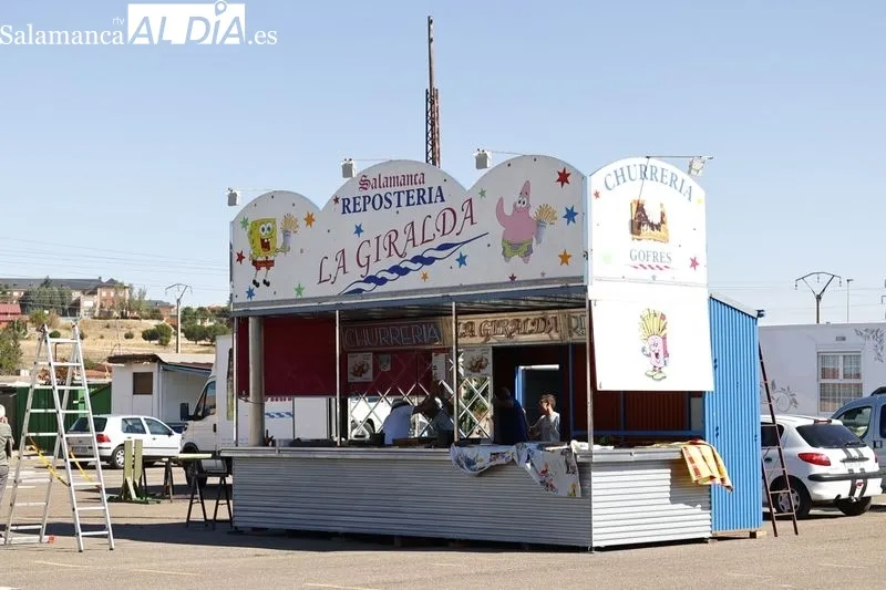 Primeros feriantes que van llegando al recinto de la Aldehuela. Foto de David Sañudo
