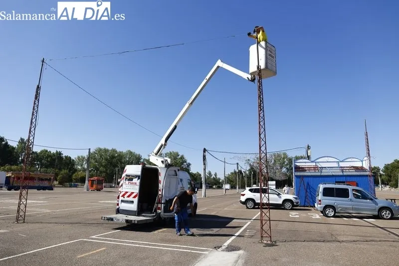 Primeros feriantes que van llegando al recinto de la Aldehuela. Foto de David Sañudo