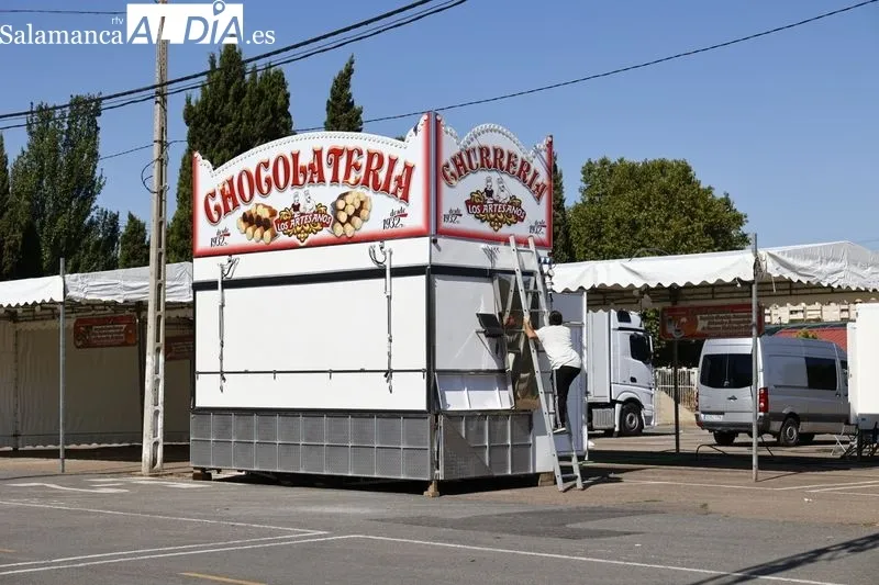 Primeros feriantes que van llegando al recinto de la Aldehuela. Foto de David Sañudo