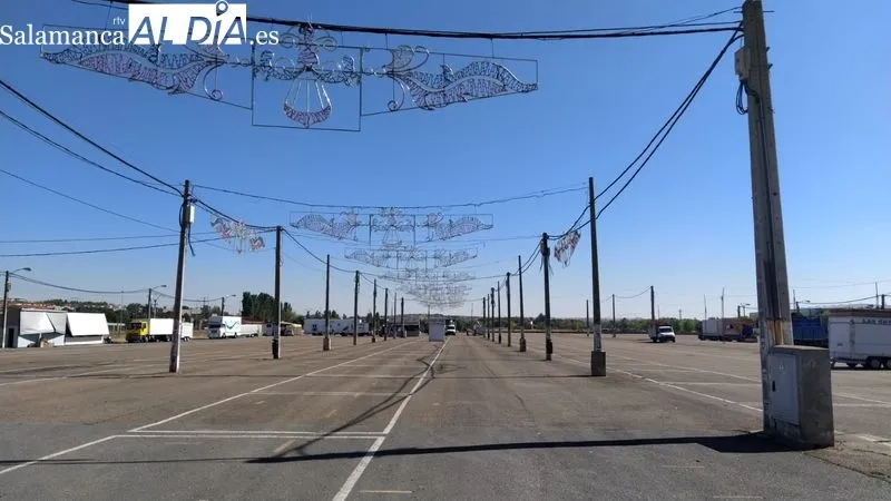 Primeros feriantes que van llegando al recinto de la Aldehuela. Foto de David Sañudo
