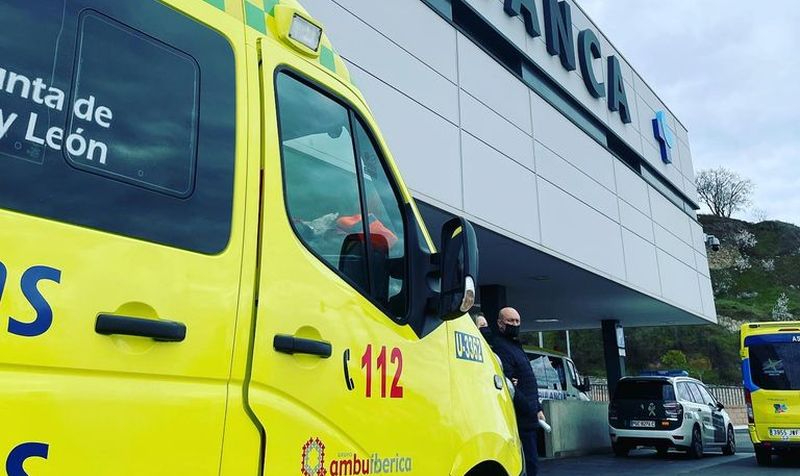 Foto de archivo de ambulancias junto al Hospital Universitario de Salamanca