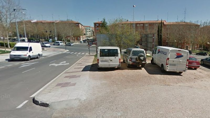 Zona de la avenida de Salamanca, a la altura de la calle Nazaret, donde se estrelló el vehículo. Foto de Google Maps