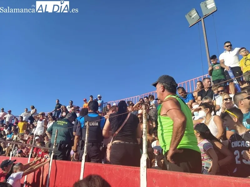 Imágenes de la actuación de agentes de la Policía Local y la Guardia Civil en la plaza de toros