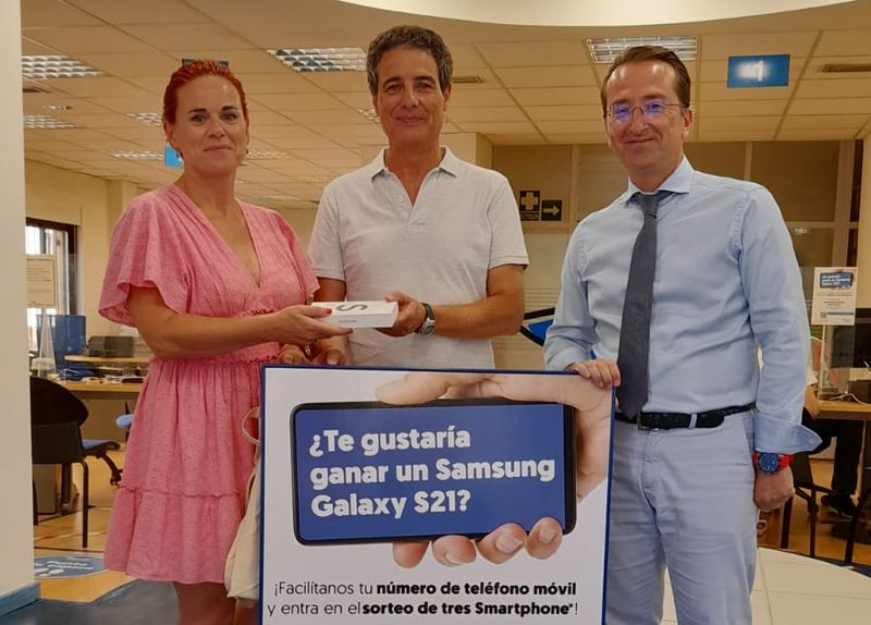 Entrega del premio al ganador del segundo sorteo de Aqualia en Salamanca