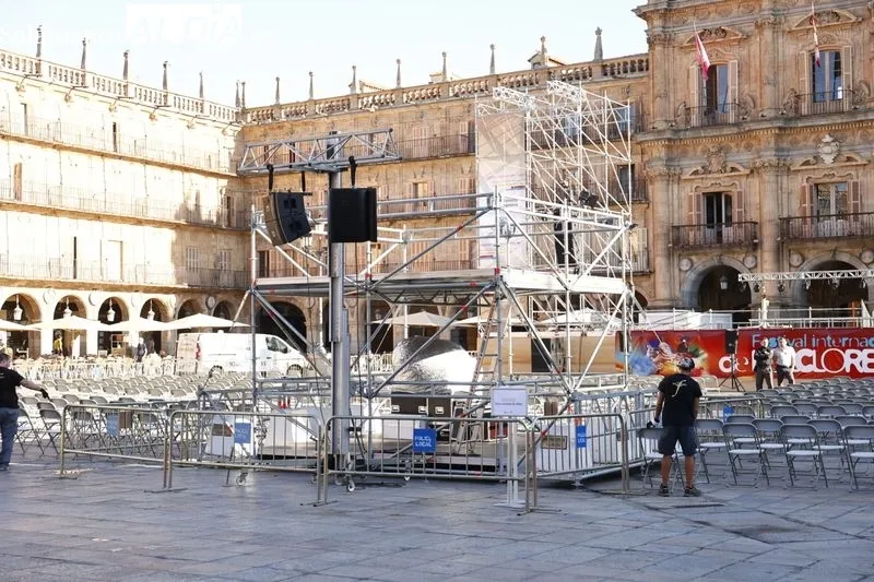 Gran escenario montado en la Plaza Mayor de Salamanca. Foto de David Sañudo