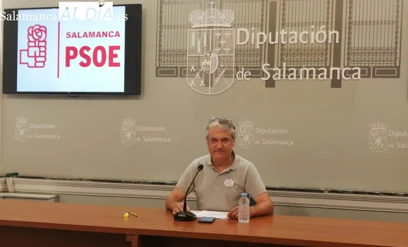 El portavoz del Grupo Socialista en la Diputación, Fernando Rubio, en la presentación de las mociones que el Grupo Socialista llevará al Pleno Provincial del día 31 de agosto. Foto de Elena Esteban