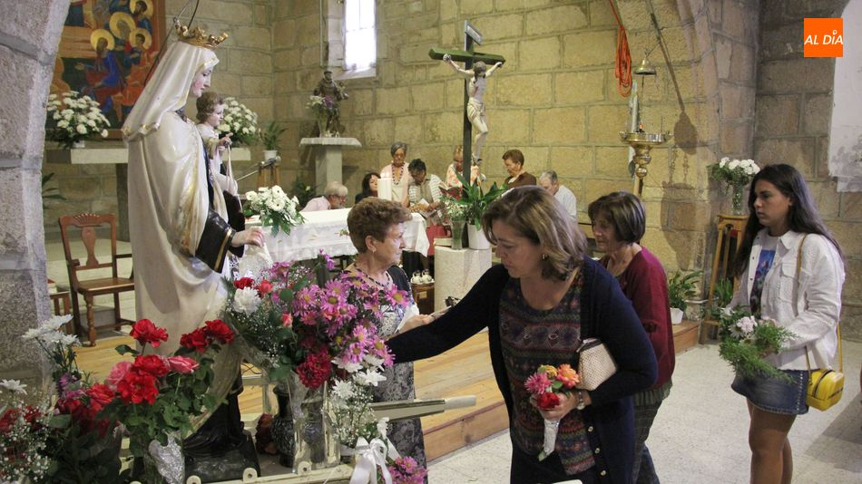La ofrenda floral es el acto más representativo de las fiestas de la Virgen del Carmen en Trabanca / MARIBEL SÁNCHEZ