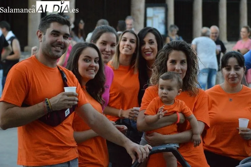 Gran animación en Carbajosa de la Sagrada con motivo del chupinazo que inicia las fiestas de San Roque. Foto de Elena Esteban