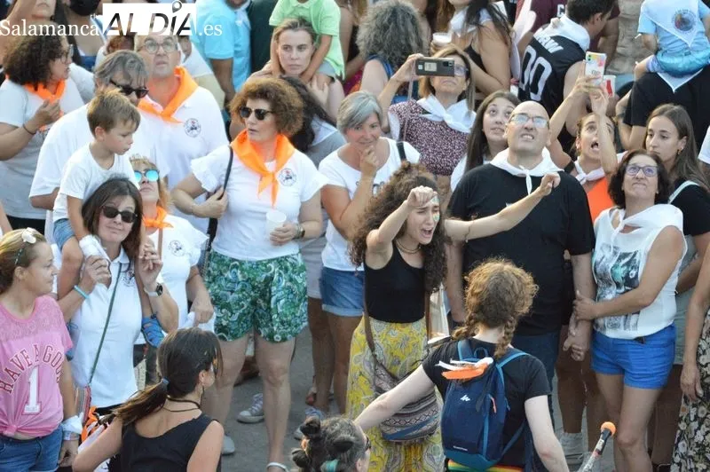 Gran animación en Carbajosa de la Sagrada con motivo del chupinazo que inicia las fiestas de San Roque. Foto de Elena Esteban