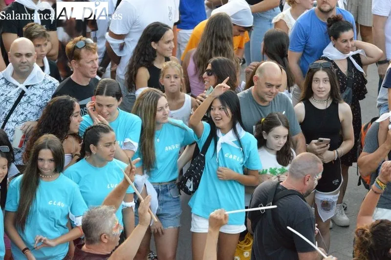 Gran animación en Carbajosa de la Sagrada con motivo del chupinazo que inicia las fiestas de San Roque. Foto de Elena Esteban