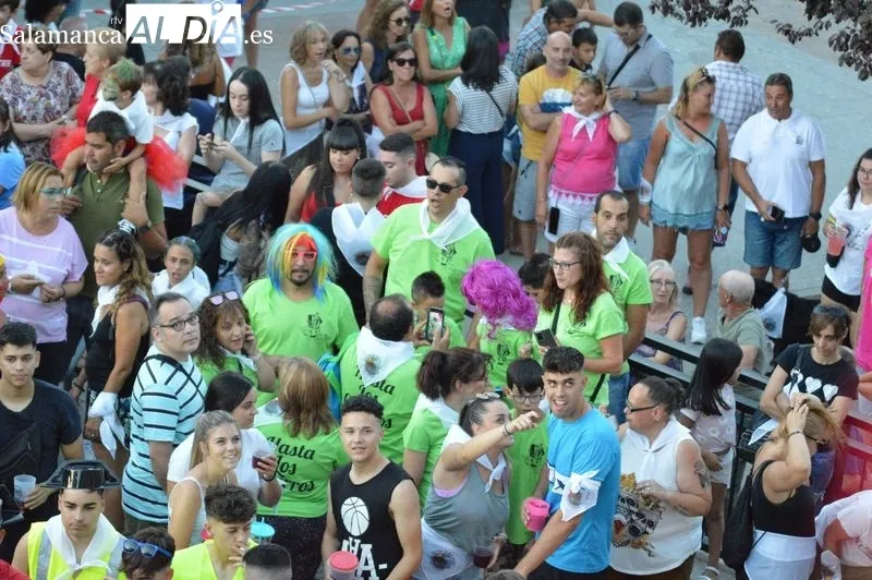 Gran animación en Carbajosa de la Sagrada con motivo del chupinazo que inicia las fiestas de San Roque. Foto de Elena Esteban