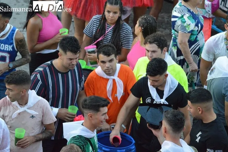 Gran animación en Carbajosa de la Sagrada con motivo del chupinazo que inicia las fiestas de San Roque. Foto de Elena Esteban