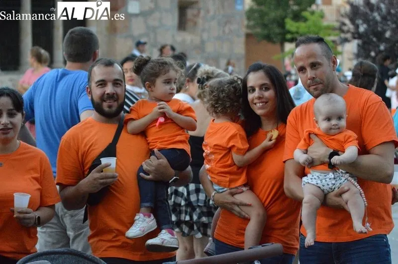 Gran animación en Carbajosa de la Sagrada con motivo del chupinazo que inicia las fiestas de San Roque. Foto de Elena Esteban