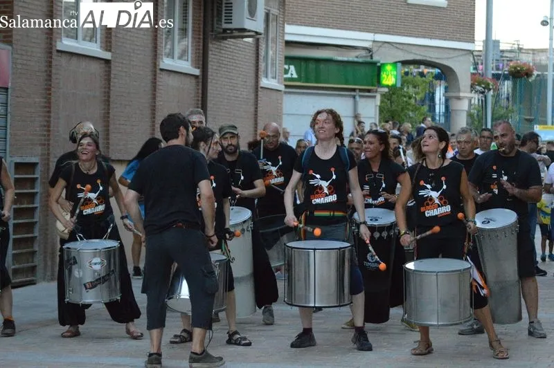 Gran animación en Carbajosa de la Sagrada con motivo del chupinazo que inicia las fiestas de San Roque. Foto de Elena Esteban