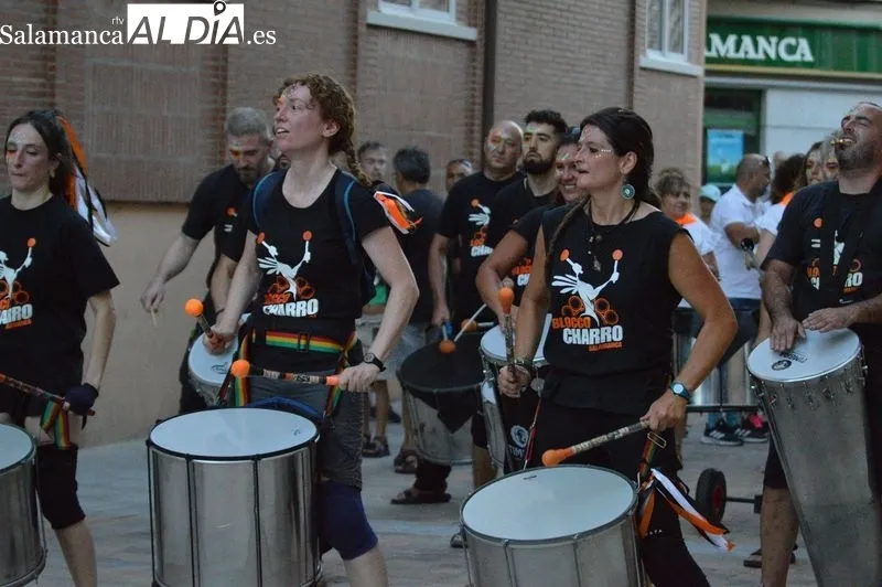 Gran animación en Carbajosa de la Sagrada con motivo del chupinazo que inicia las fiestas de San Roque. Foto de Elena Esteban