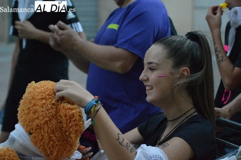 Gran animación en Carbajosa de la Sagrada con motivo del chupinazo que inicia las fiestas de San Roque. Foto de Elena Esteban