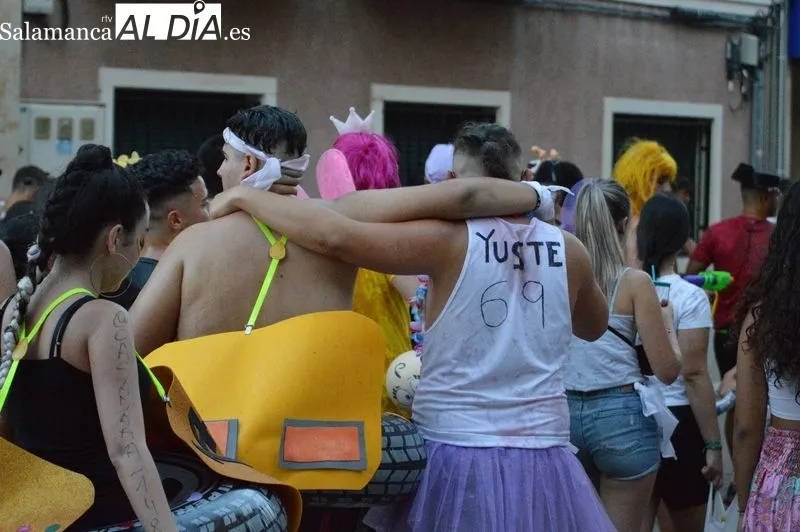 Gran animación en Carbajosa de la Sagrada con motivo del chupinazo que inicia las fiestas de San Roque. Foto de Elena Esteban