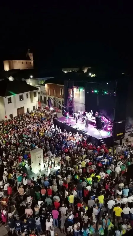 Foto 3 - Az&uacute;car Moreno llena de energ&iacute;a la noche de Lumbrales