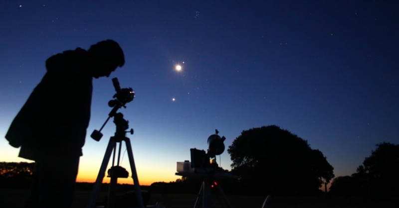 Óscar Martín, astrónomo, mirando por su telescopio. Fuente: startrails.es