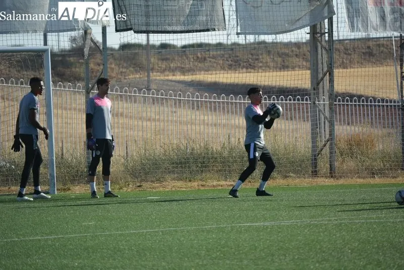 Foto 18 - Nuevo 'fichaje' en el Salamanca UDS: Luis Hern&aacute;ndez ejerce de entrenador de porteros