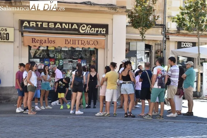 Turistas por el centro de Salamanca en la mañana de este sábado