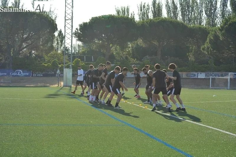 Foto 15 - Nuevo 'fichaje' en el Salamanca UDS: Luis Hern&aacute;ndez ejerce de entrenador de porteros