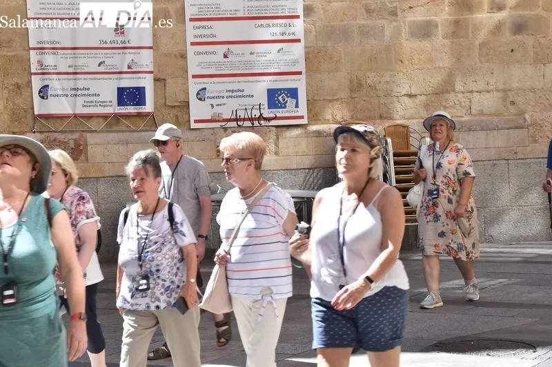 Turistas por el centro de Salamanca en la mañana de este sábado
