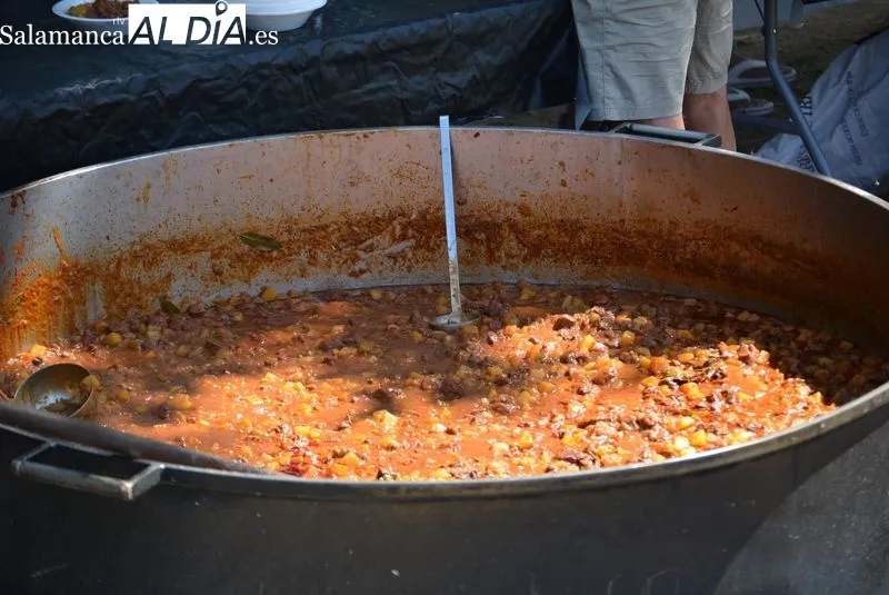 Comida vecinal en Villagonzalo de Tormes. Fotos: Vanesa Martins