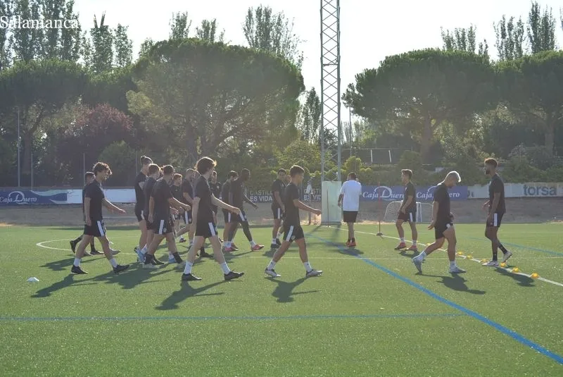 Foto 14 - Nuevo 'fichaje' en el Salamanca UDS: Luis Hern&aacute;ndez ejerce de entrenador de porteros