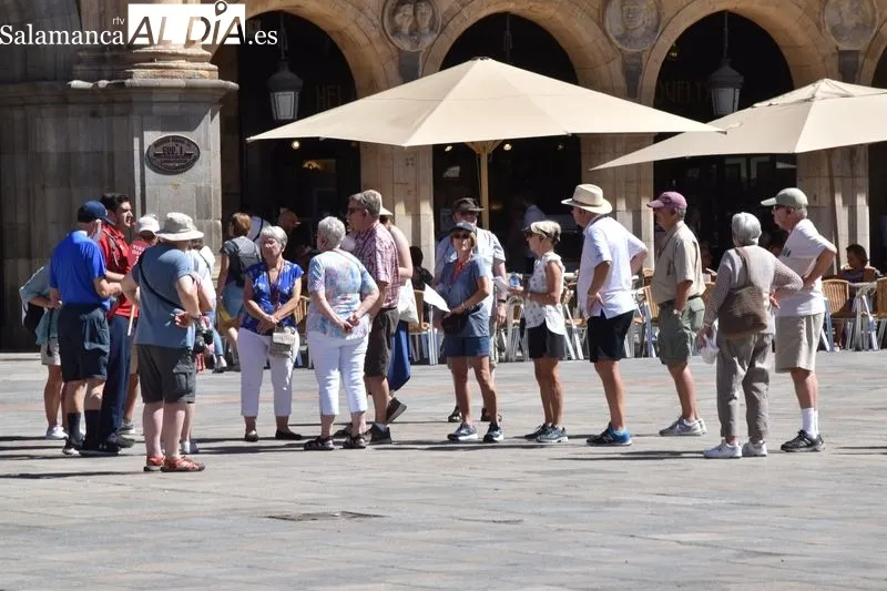 Turistas por el centro de Salamanca en la mañana de este sábado