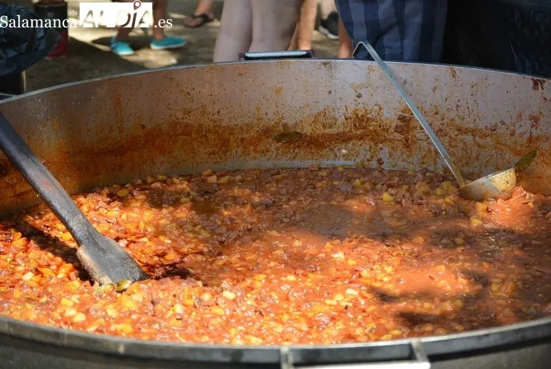 Comida vecinal en Villagonzalo de Tormes. Fotos: Vanesa Martins