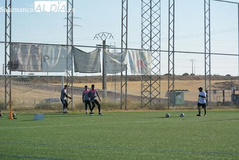 Foto 13 - Nuevo 'fichaje' en el Salamanca UDS: Luis Hern&aacute;ndez ejerce de entrenador de porteros