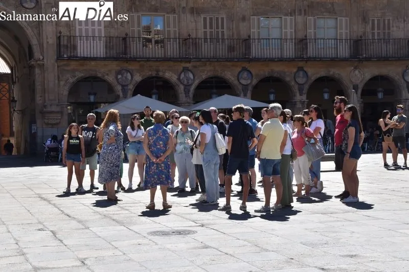 Turistas por el centro de Salamanca en la mañana de este sábado