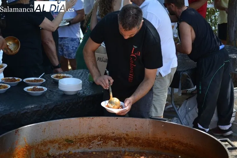 Comida vecinal en Villagonzalo de Tormes. Fotos: Vanesa Martins