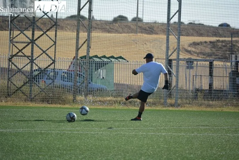 Foto 12 - Nuevo 'fichaje' en el Salamanca UDS: Luis Hern&aacute;ndez ejerce de entrenador de porteros